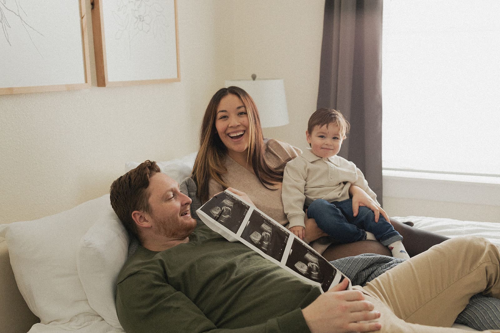 indoor-maternity-photo-bump-focus-bulverde-texas
